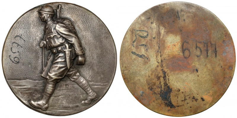 Medal, Żołnierz kroczący w lewo Tłoczony w cienkiej blasze, połączony z blachą m...