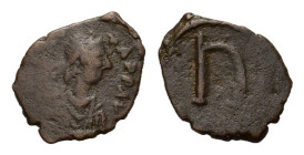 Tiberius II Constantine (578-582). Æ 5 Nummi (16,5 mm, 2 g). Diademed, draped and cuirassed bust r. R/ Large Ч. Sear 438. Good fine.