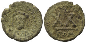 Tiberius II Constantine (578-582). Æ 20 Nummi (20,14 mm, 4,87 g). Uncertain military mint. Crowned and cuirassed bust facing, holding globus cruciger ...