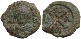 Maurice Tiberius (582-602). Æ 10 Nummi (14,6 mm, 3,8 g). Syracuse, AD 588-602. Helmeted, draped and cuirassed bust facing, holding long cross. R/ Larg...