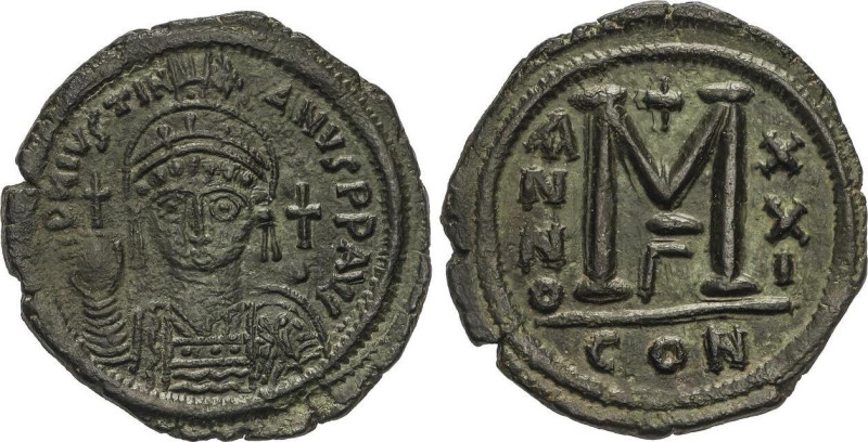 Follis. JUSTINIANO I (527-565). CONSTANTINOPLA. Anv.: Busto acorazado y con casc...