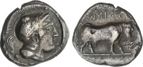 Didracma. 405-385 a.C. HYRIA. CAMPANIA. Anv.: Cabeza de Atenea a derecha con casco ático. Rev.: Toro a derecha, arriba: YDINA. 7,22 grs. AR. Pátina. (...