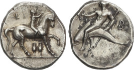 Nomos. 332-302 a.C. TARENTUM. CALABRIA. Anv.: Joven a caballo a derecha, sosteniendo riendas y coronando caballo; debajo dos ánforas. Rev.: Taras sobr...