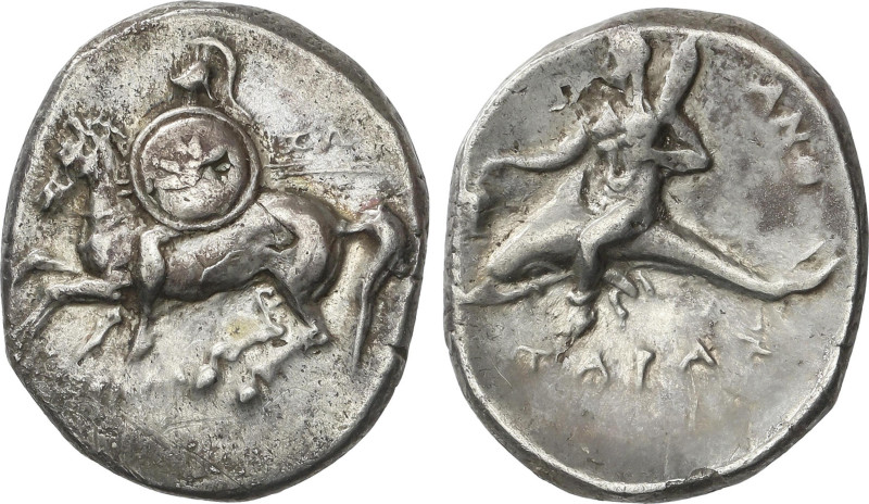 Nomos. 332-302 a.C. TARENTUM. CALABRIA. Anv.: Guerrero con casco crestado, soste...