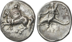 Nomos. 332-302 a.C. TARENTUM. CALABRIA. Anv.: Guerrero con casco crestado, sosteniendo dos lanzas en la mano derecha y un escudo adornado con delfines...