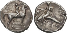 Nomos. 302-280 a.C. TARENTUM. CALABRIA. Anv.: Joven a caballo a derecha, sosteniendo riendas y coronando caballo; debajo leyenda. Rev.: Taras sobre de...