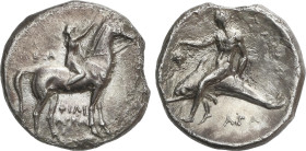 Nomos. 302-280 a.C. TARENTUM. CALABRIA. Anv.: Joven a caballo a derecha, sosteniendo riendas y coronando caballo; debajo leyenda. Rev.: Taras sobre de...
