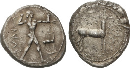 Estátera. 475-425 a.C. KAULONIA. BRUTTIUM. Anv.: Apolo caminando a derecha sosteniendo una rama de laurel en la mano derecha erguida, a derecha ciervo...