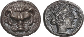 Dracma. 415-387 a.C. RHEGION. BRUTTIUM. Anv.: Cabeza de león de frente. Rev.: Cabeza laureada de Apolo a derecha, detrás rama de olivo y delante leyen...