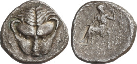 Tetradracma. 435-425 a.C. RHEGION. BRUTTIUM. Anv.: Cabeza de león de frente, a derecha racimo de uvas. Rev.: Iokastos sentado a izquierda, cabeza a la...