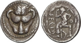 Dracma. 450-445 a.C. RHEGION. BRUTTIUM. Anv.: Cabeza de león de frente. Rev.: Iokastos sentado a izquierda en una silla apoyando la mano en la cadera ...