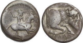 Didracma. 490-475 a.C. GELA. SICILIA. Anv.: Jinete con casco, galopando a derecha y blandiendo lanza en alto. Rev.: Parte delantera de toro con cabeza...