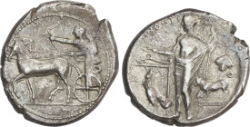 Tetradracma. 450-440 a.C. SELINOUS. SICILIA. Anv.: Apolo y Artemisa en cuadriga a izquierda, ella sosteniendo las riendas y Apolo disparando flechas d...