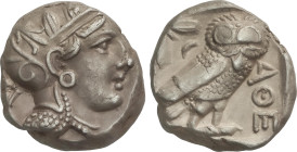 Tetradracma. 393-300 a.C. ATENAS. ATICA. Anv.: Cabeza de Atenea con casco adornado con rama de olivo a derecha. Estilo más avanzado, perfil de los ojo...