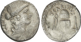 Denario. 46 a.C. CARISIA. T. Carisius. Anv.: Cabeza de Juno a derecha con dos mechones de pelo a lo largo de la nuca, detrás MONETA. Rev.: Tenazas, yu...