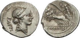 Denario. 46 a.C. CONSIDIA. C. Considius Paetus. Anv.: Cabeza de Venus Erycina a derecha, detrás PAETI. Rev.: Victoria en cuadriga a izquierda. En exer...