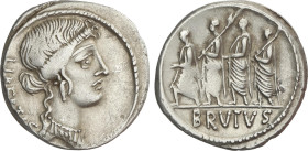 Denario. 54 a.C. JUNIA. Q. Caepio Brutus. Anv.: Cabeza de Libertad con joya a derecha, detrás LIBERTAS. Rev.: Accensus, dos lictores y Bruto marchando...