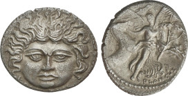 Denario. 47 a.C. PLAUTIA. L. Plautius Plancus. Anv.: Máscara de la Medusa con serpientes a ambos lados de la cara, debajo (L. PLAVTIVS). Rev.: La Auro...