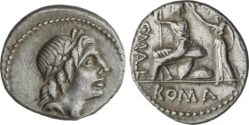 Denario. 91 a.C. POBLICIA. Caius Poblicius Malleolus. Anv.: Cabeza laureada de Apolo a derecha. Rev.: Roma sentada a izquierda coronada por la Victori...