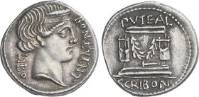 Denario. 62 a.C. SCRIBONIA. L. Scribonius Libo. Anv.: Cabeza diademada de Bonus Eventus a derecha. LIBO-BON EVENT. Rev.: Martillo debajo del pozo scri...