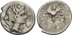 Denario. 82 a.C. VALERIA. C. Valerius Flaccus. Anv.: Busto alado de Victoria a derecha, delante creciente. Rev.: Águila legionaria entre dos insignias...