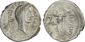 Denario. Acuñada el 44 a.C. JULIO CÉSAR. P. Sepullius Macer. Anv.: CAESAR. DICT. PERPETVO. Cabeza laureada y velada de Julio César a derecha. Rev.: MA...