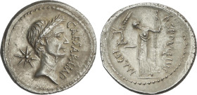 Denario. Acuñada el 44 a.C. JULIO CÉSAR. P. Sepullius Macer. Anv.: CAESAR IMP. Cabeza de Julio César a derecha, detrás estrella de ocho puntas. Rev.: ...