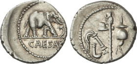 Denario. Acuñada el 54-51 a.C. JULIO CÉSAR. Anv.: CAESAR. Elefante a derecha, delante una serpiente. Rev.: Símpulo, aspersorio, hacha y apex. 3,96 grs...
