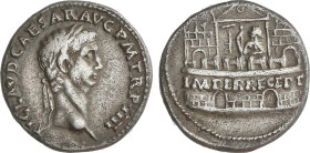 Denario. Acuñada el 44-45 d.C. CLAUDIO. Anv.: TI. CLAVD. CAESAR AVG. P. M. TR. P. IIII. Cabeza laureada de Claudio a derecha. Rev.: IMPER. RECEPT. Mur...