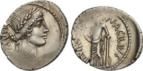 Denario. 55 a.C. ACILIA. Man. Acilius Glabrio. Anv.: Cabeza laureada de la salud a derecha. SALVTIS. Rev.: MN. (nexadas) ACILIVS III VIR. VALETV. Leye...