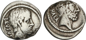 Denario. 54 a.C. JUNIA. Q. Caepio Brutus. Anv.: BRVTVS. Cabeza de Junius Brutus el anciano a derecha. Rev.: AHALA. Cabeza de Servilius Ahala a derecha...