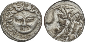 Denario. 47 a.C. PLAUTIA. L. Plautius Plancus. Anv.: Máscara de la Medusa con serpientes a ambos lados de la cara, debajo L. PLAVTIVS. Rev.: La Aurora...