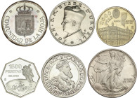 Lote 19 piezas. S.XX. Resto final de colección. Incluye varias piezas en Ar medallas, monedas 2.000 pesetas, alguna extranjera. 2 carteritas F.N.M.T (...