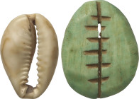 Lote 2 monedas Tipo concha. Una moneda ovalada tipo concha. 7-23 d.C Pátina verde, con dos perforaciones en reverso, otra Concha de Cipraea. Usada com...