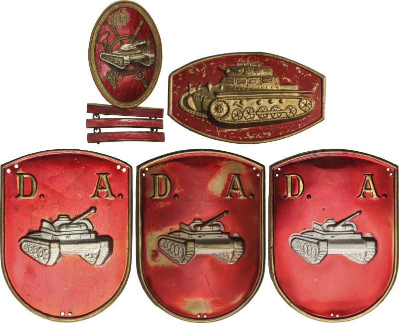 Lote 5 insignias. EJERCITO DE TIERRA. CARROS DE COMBATE. Latón y esmaltes. Compu...