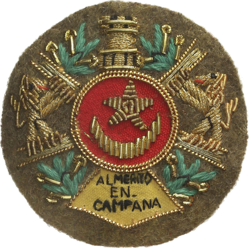 Escudo colectivo de la Medalla Militar. Tela bordada montada en insignia con agu...