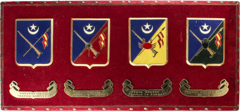 Placa de madera con los escudos de cuatro unidades militares. AGRUPACIÓN DE TROP...