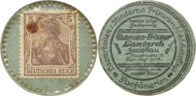 Briefmarkenkapselgeld
Zwickau 5 Pfennig o.J. Damen-Frisur-Lantzsch. Pappkapsel mit Zelluloidfolie Pick - Me. - Selten. Kl. Verfärbungsfleck auf Folie...