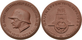 Drittes Reich
 Braune Porzellanmedaille 1934 (Meißen) 15 Jahre "Der Stahlhelm, Bund der Frontsoldaten" und Gautreffen in Leipzig. Kopf mit Stahlhelm ...