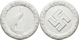 Drittes Reich
 Weiße Porzellanplakette 1935. Zuchtpreis des R.D.K. Reichsfachgruppe Ausstellungsgeflügel-Züchter e.V. Hahn auf Sockel nach rechts im ...