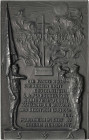 Drittes Reich
 Einseitige Eisengussplakette o.J. (WF) "Die Fahne hoch ...". 10 Zeilen Schrift (Horst-Wessel-Kampflied der SA), flankiert von zwei Sol...