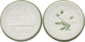 Drittes Reich
 Weiße Porzellanmedaille o.J. (1941) (Meißen) Feldzug in Afrika. Panzer in der Wüste vor Oase / Tropenhelm auf Schwert und Eichenlaub. ...