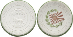 Drittes Reich
 Weiße Porzellanmedaille 1942 (Meißen) Einnahme von Singapore. Löwe vor Palme / Japanische Fahne vor Lorbeerzweig. 47,7 mm. Rand und Lo...