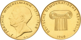 Medaillen
 Goldmedaille 1968 (G. Lichtenfeld) 200. Todestag Winckelmanns. Kopf nach links / Säule mit ionischem Kapitell. 26,8 mm, 15,00 g. Ca. 900er...