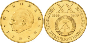 Medaillen
 Goldmedaille 1969 (W. Fitzenreiter) 20 Jahre DDR. Kopf Wilhelm Pieck nach links / Staatswappen, darüber XX / 1949-1969. 26,6 mm, 15,03 g. ...