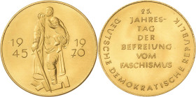 Medaillen
 Goldmedaille 1970. 25 Jahre Befreiung vom Faschismus. Retter mit Schwert und Umhang hält Kind in Armen und steht auf zertrümmertem Hakenkr...