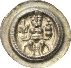 Saalfeld - Unter Pfandbesitz der Grafen von Schwarzburg
Friedrich II. von Hohenstaufen 1215-1250 Brakteat Auf Bogen sitzender Herrscher von vorn hält...