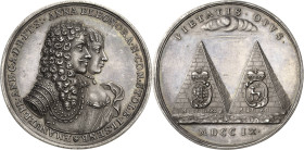 Anhalt-Köthen
Leopold, unter Vormundschaft seiner Mutter Gisela Agnes 1704-1715 Silbermedaille 1709 (Wermuth) Zum Gedenken an ihre Großeltern Emanuel...