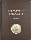 Medaillen und Plaketten
Kienast, G.W The Medals of Karls Goetz. Euclid/Ohio 1967. Brauner Ledereinband mit Medaillenaufdruck auf Umschlagseite. 284 S...