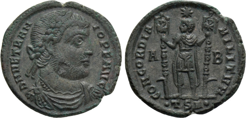 VETRANIO (350). Ae. Thessalonica. 

Obv: D N VETRANIO P F AVG. 
Laureate, dra...